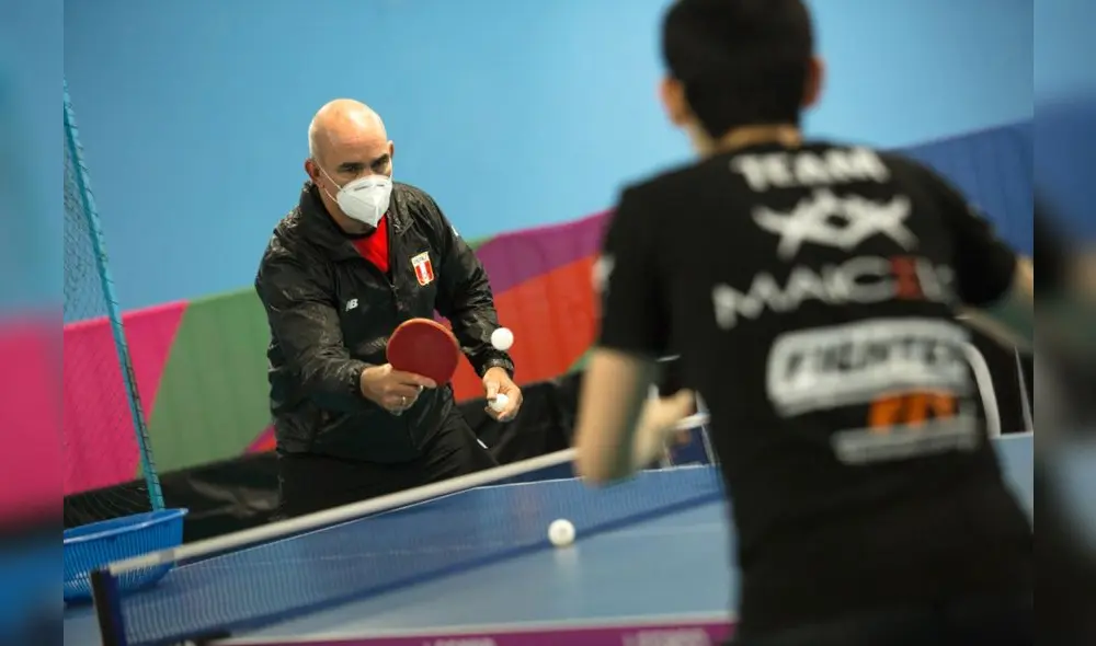 Técnico Reiner Baster exigiendo a campeón Felipe Duffó. El tenis de mesa volvió a entrenar el martes 7. Fotio: John Reyes.