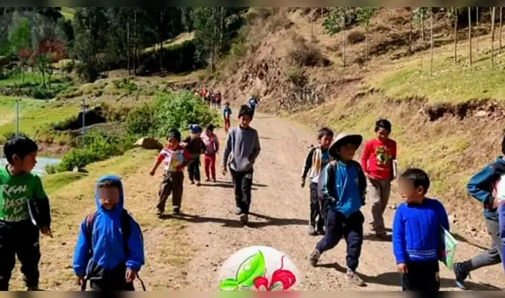Niños caminan entre cerros para estudiar Niños caminan entre cerros para estudiar