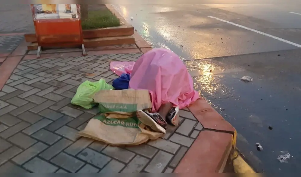 Arequipa. Anciana "descansa" sobre unos cartones bajo una llovizna que no da tregua. Arequipa. Anciana "descansa" sobre unos cartones bajo una llovizna que no da tregua.