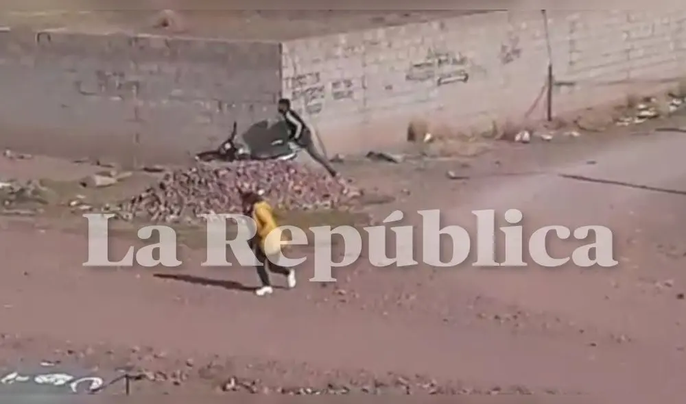 Mujer no dudó en enfrentarse a los criminales en la ciudad de Juliaca. Foto: Captura La República Mujer no dudó en enfrentarse a los criminales en la ciudad de Juliaca. Foto: Captura La República