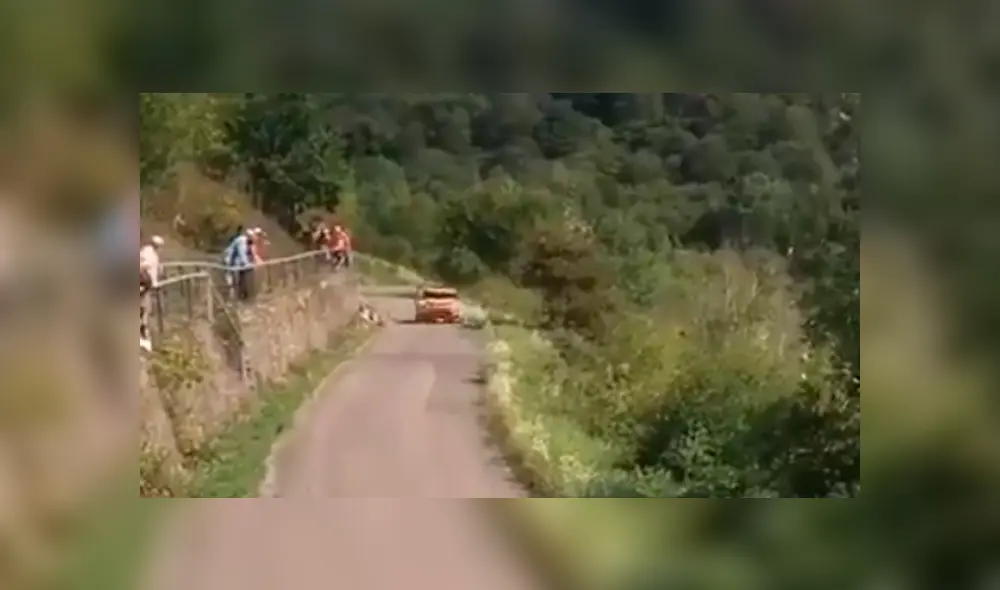 El hombre vivió momentos de pánico al caer de una altura de más de tres metros. Foto: captura El hombre vivió momentos de pánico al caer de una altura de más de tres metros. Foto: captura