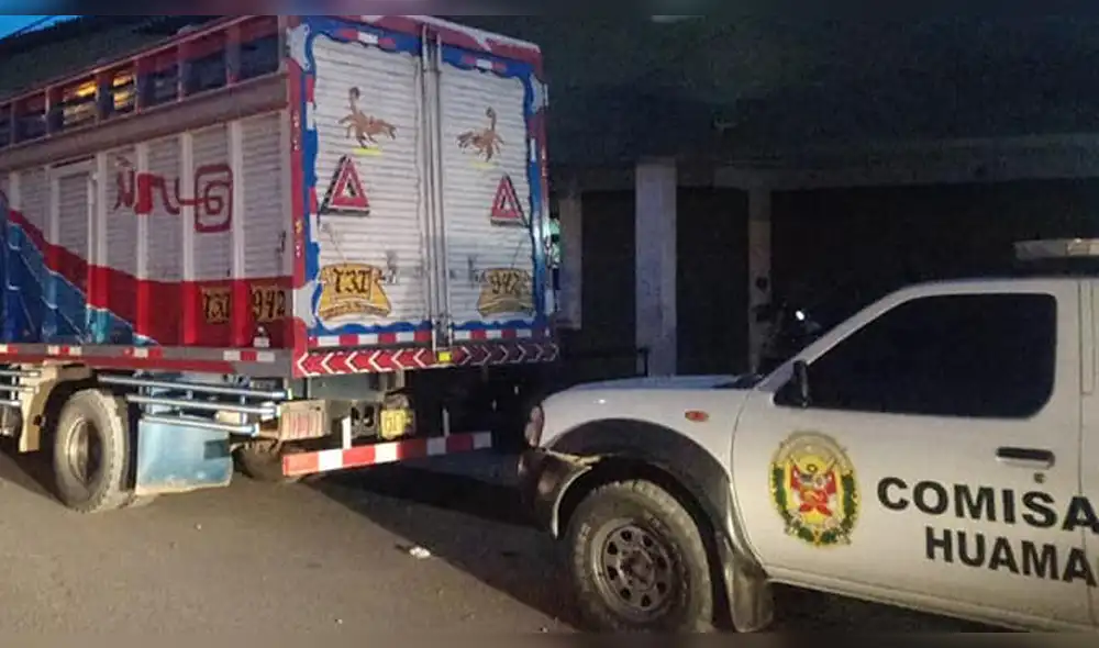 Personal policial realiza la investigación del caso.