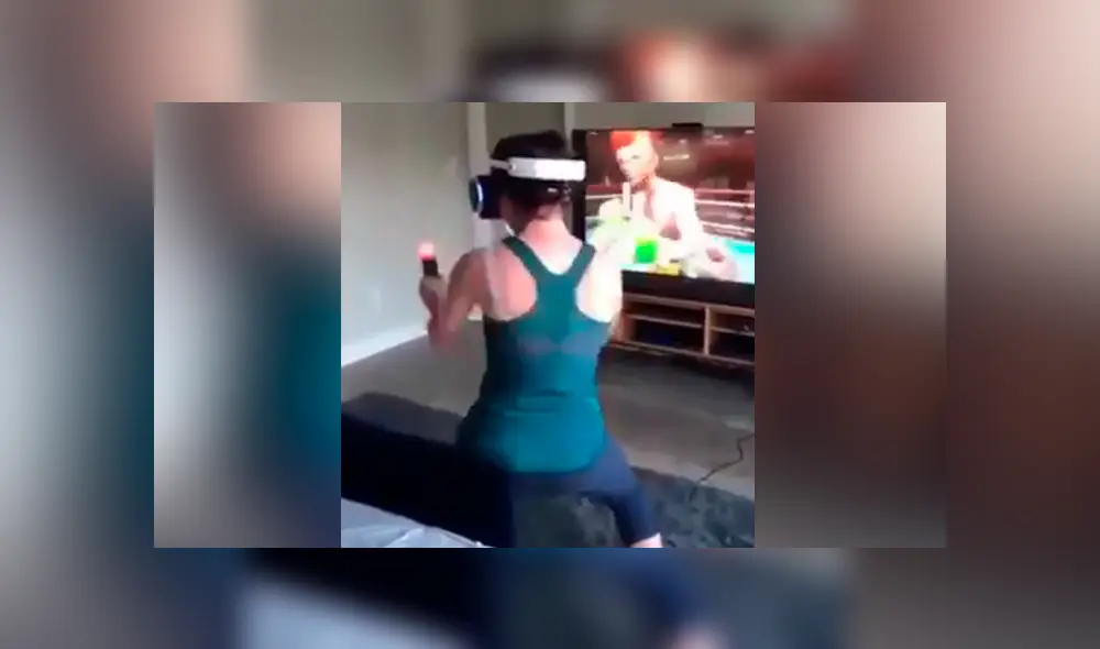 Facebook viral: mujer prueba por primera vez juego de ‘realidad virtual’ y tiene insólita reacción que hace reír a todos Facebook viral: mujer prueba por primera vez juego de ‘realidad virtual’ y tiene insólita reacción que hace reír a todos