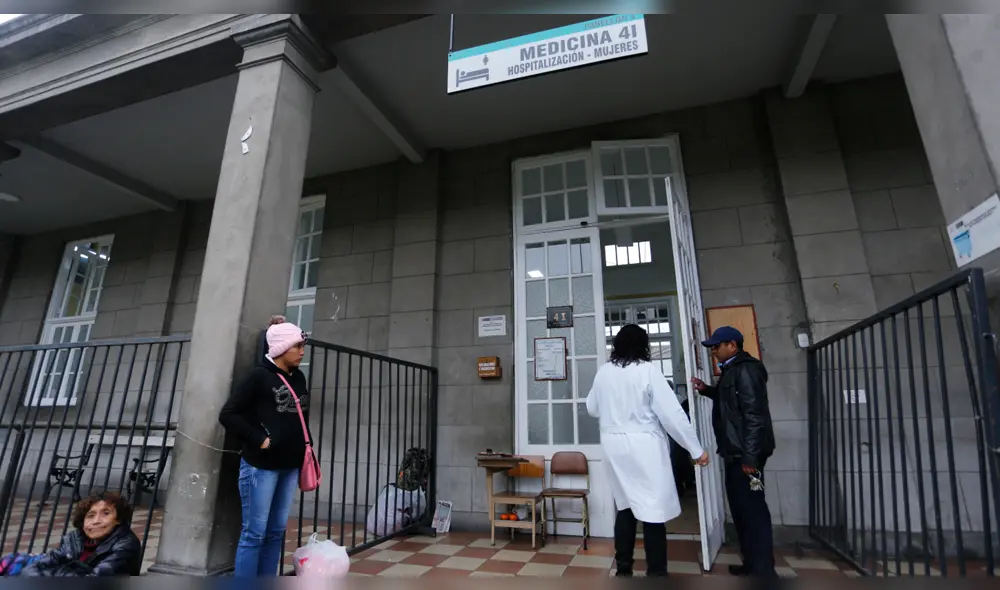 Doctores dejan Hospital Loayza durante horario de trabajo para dar atención privada