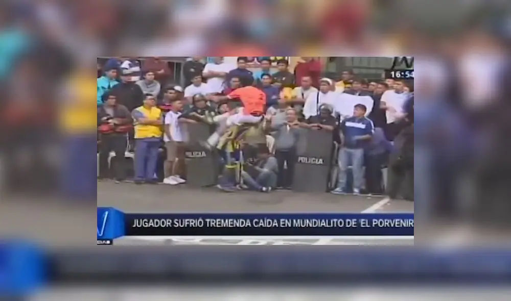 Mundialito de El Porvenir: jugador sufrió aparatosa caída que causó preocupación en el público [VIDEO]