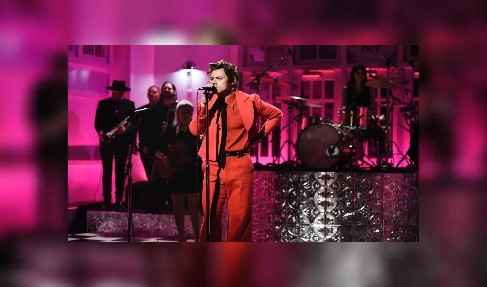 SATURDAY NIGHT LIVE -- "Harry Styles" Episode 1773 -- Pictured: Musical Guest Harry Styles performs "Watermelon Sugar" on Saturday, November 16, 2019 -- (Photo by: Will Heath/NBC/NBCU Photo Bank via Getty Images)