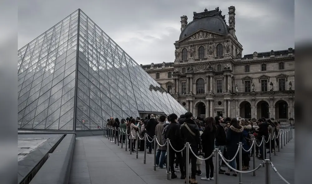 Reabre el Louvre con medidas de protección del personal ante el COVID-19. Foto: AFP.