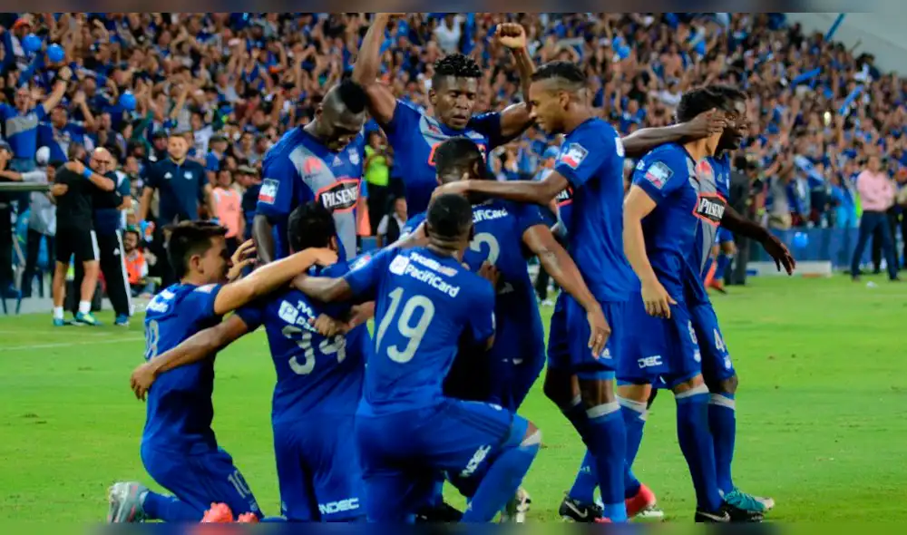 Emelec goleó 3-0 a Barcelona SC en el 'Clásico del Astillero' y es el nuevo líder de la Serie A de Ecuador Emelec goleó 3-0 a Barcelona SC en el 'Clásico del Astillero' y es el nuevo líder de la Serie A de Ecuador