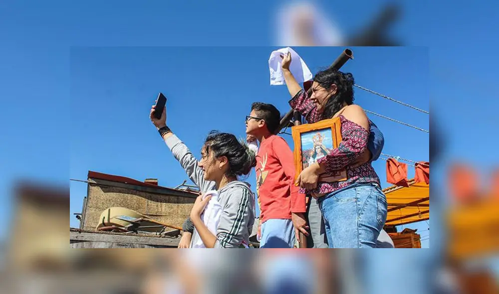 Esperanza. Desde los techos de sus casas, arequipeños alzaron la mirada al cielo para rezar a la Virgen de Chapi. Esperanza. Desde los techos de sus casas, arequipeños alzaron la mirada al cielo para rezar a la Virgen de Chapi.