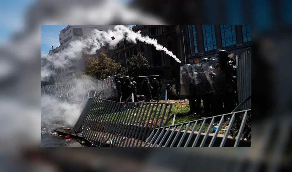 El domingo una vez más se registraron enfrentamientos con Carabineros de Chile. Foto: EFE