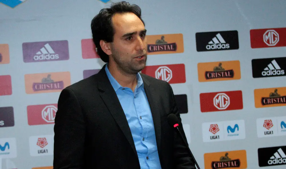 En redes sociales está circulando la imagen de Joel Raffo, socio fundador de Innova Sports, vistiendo la camiseta de Universitario de Deportes. | Foto: @ClubSCristal