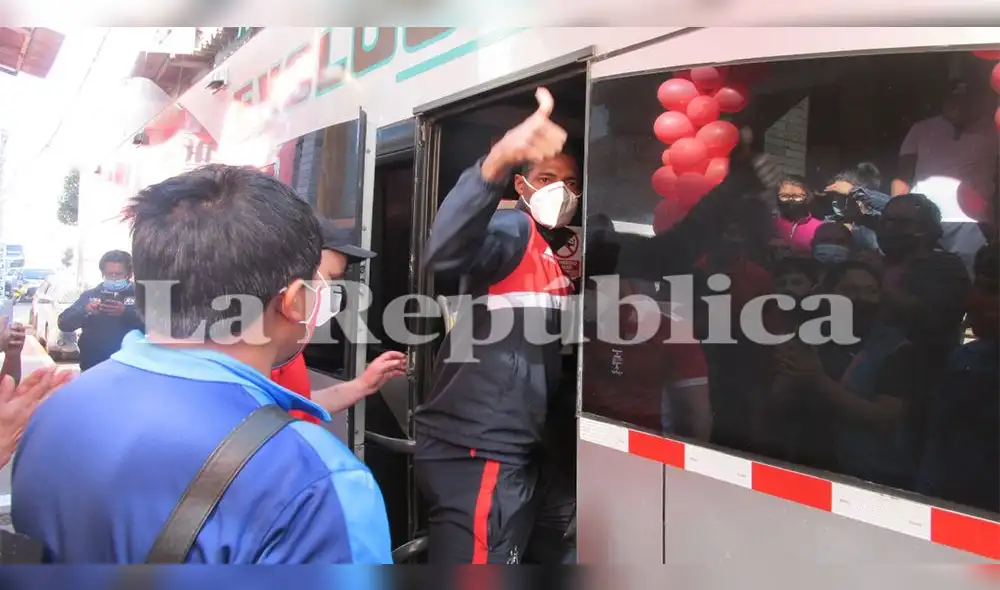 Jugadores partieron en bus con dirección a la capital.