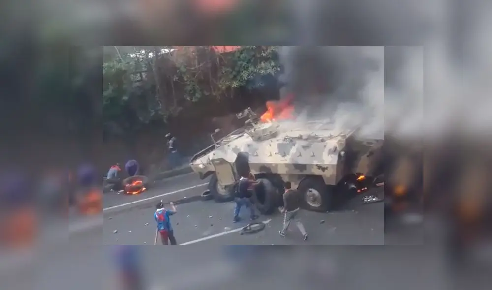Manifestantes queman tanqueta militar en plena calle. Foto: Captura Manifestantes queman tanqueta militar en plena calle. Foto: Captura