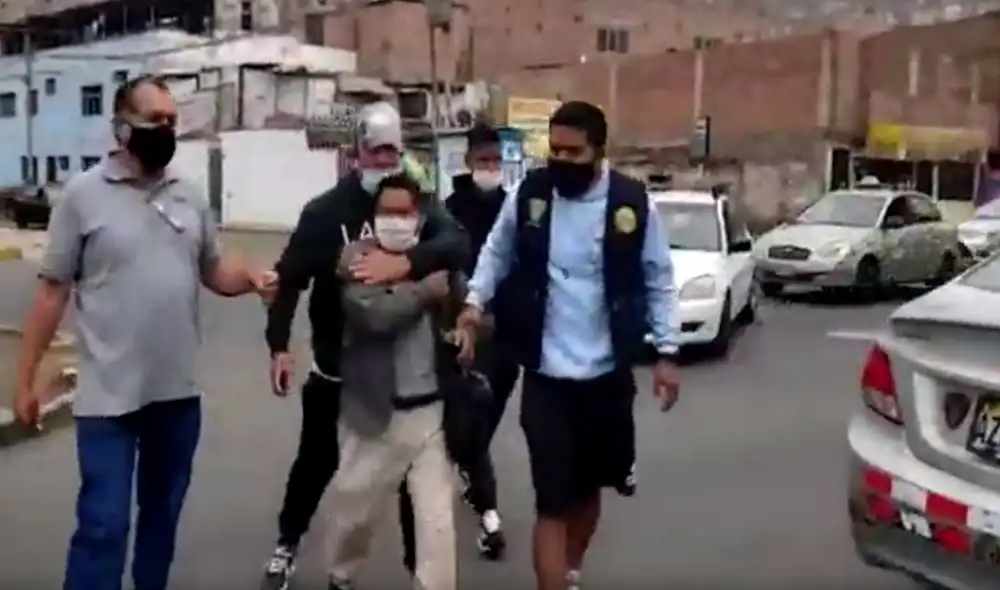 Sujeto fue detenido en el cruce del jirón Limoncillo con la avenida Las Flores. Foto: Captura de video de la PNP Sujeto fue detenido en el cruce del jirón Limoncillo con la avenida Las Flores. Foto: Captura de video de la PNP