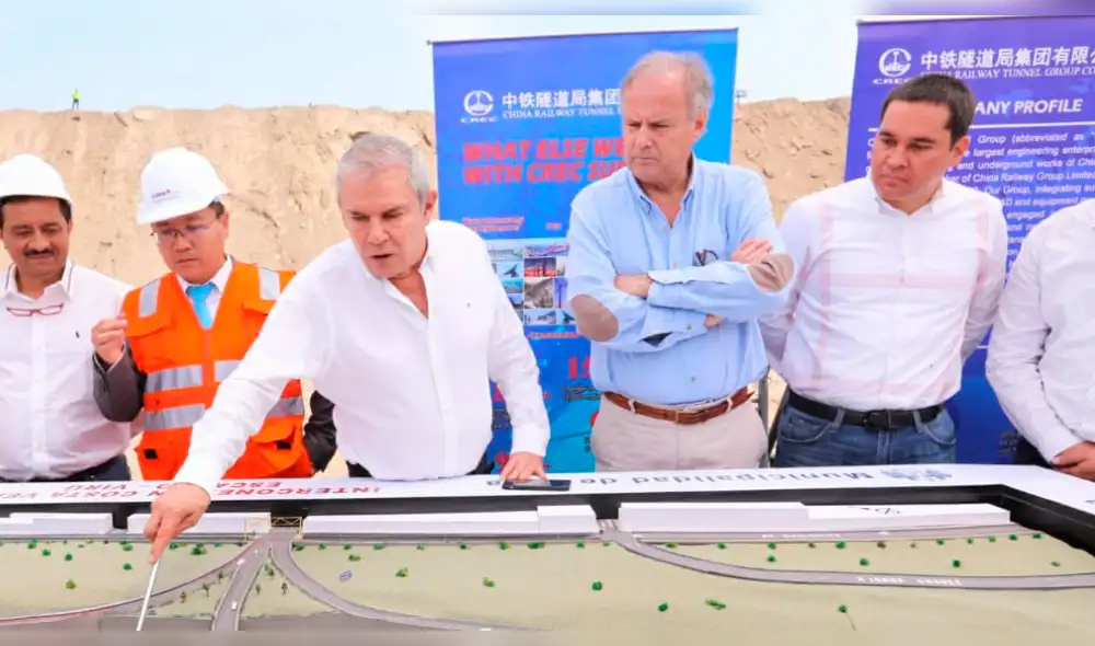 Alfredo Barnechea recibe duras críticas por inaugurar obras junto a Castañeda Alfredo Barnechea recibe duras críticas por inaugurar obras junto a Castañeda