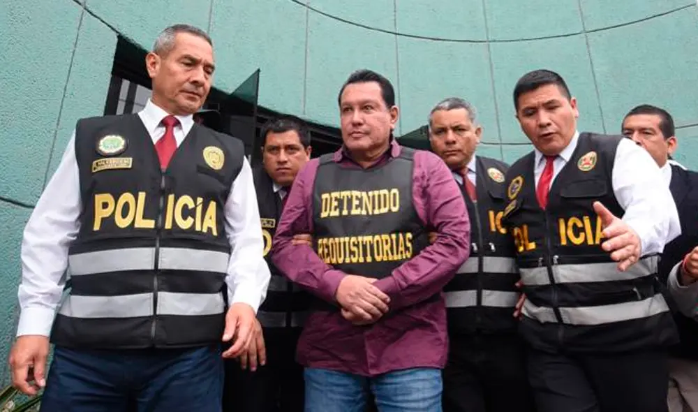 Felix Moreno sale de la Dirincri. Foto: Melissa Merino. Felix Moreno sale de la Dirincri. Foto: Melissa Merino.