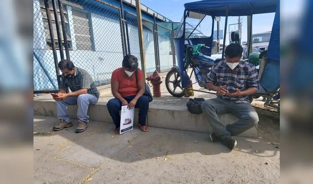 Sus familiares esperaron en la morgue del hospital a la espera de la llegada del fiscal. Sullana Noticias