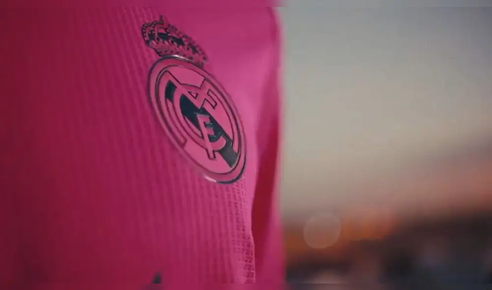 Real Madrid presentó su nueva equipación en la que destaca la camiseta alterna .