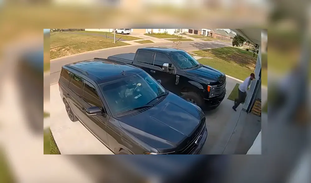 Mujer pensó que su esposo ya estaba yéndose en su camioneta, cuando lo vio tirado en la puerta de la cochera. El curioso momento se ha hecho viral en YouTube. Mujer pensó que su esposo ya estaba yéndose en su camioneta, cuando lo vio tirado en la puerta de la cochera. El curioso momento se ha hecho viral en YouTube.