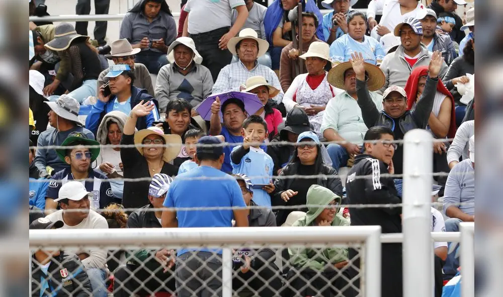 Chicos y grandes fueron alentar al Binacional.