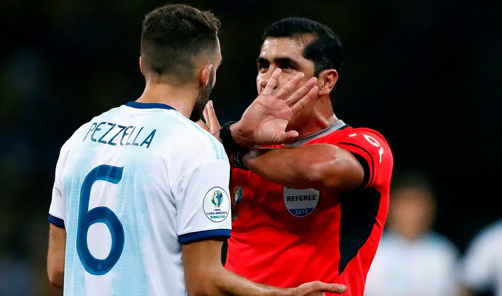 AFA, tras el Argentina vs. Brasil, publicó polémico mensaje en Twitter en referencia al VAR. | Foto: EFE