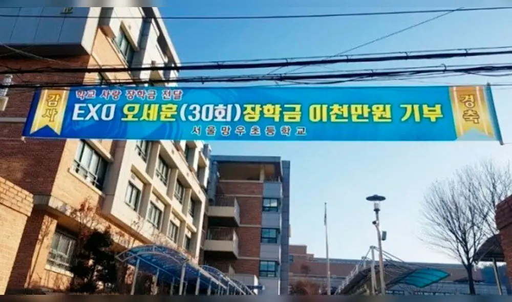 Cartel colocado por la escuela primaria, donde mencionan la donación del integrante de EXO.