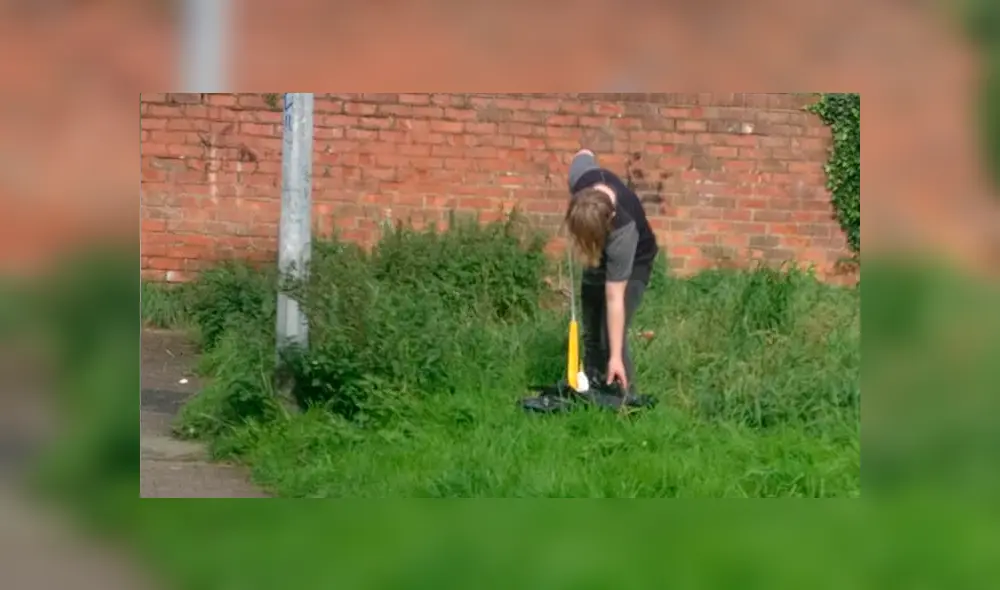 Una persona se quejó de unos adolescentes arrojando basura y la madre de uno de ellos lo vio y decidió darle una lección. Foto: captura.