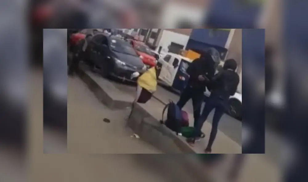 Según contaron los testigos, el delincuente pidió a la joven "la plata", por lo que se presume que la estuvieron siguiendo. (Foto: Captura de video / ATV Noticias)
