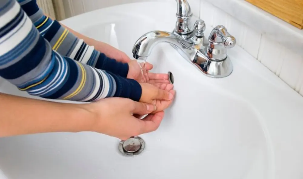 Los agujeros del lavamanos tienen una mayor función que solo drenar el agua si hay un rebalse del líquido. Foto: Qué/referencial