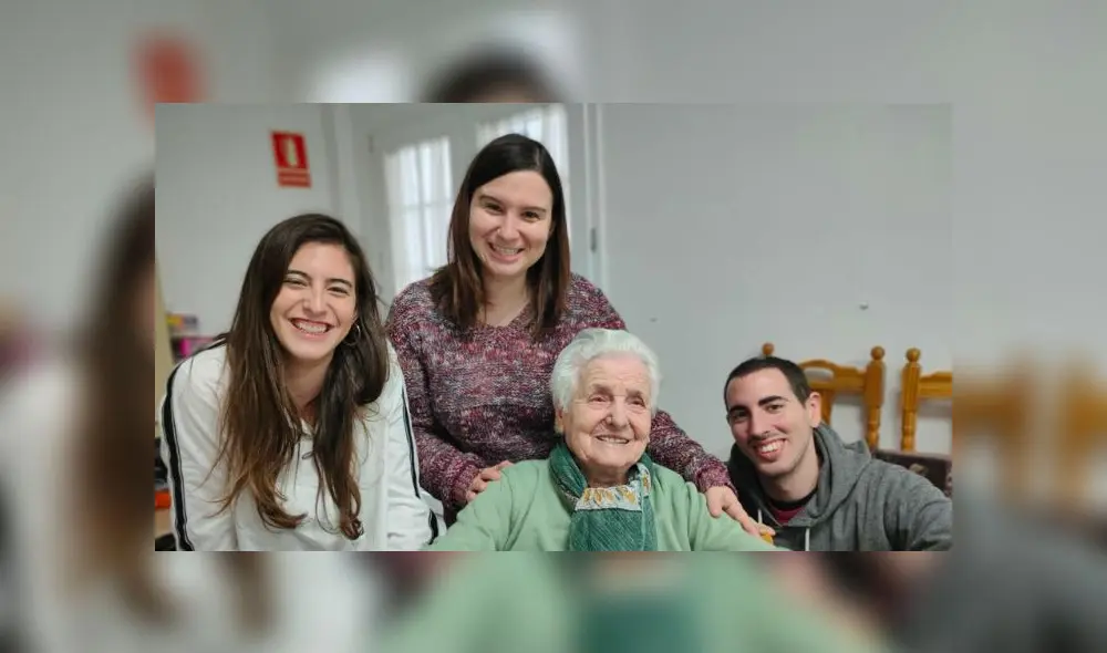 Ana del Valle, de 107 años, junto a sus nietos. Venció a dos pandemias en su vida. Fuente: CharryTV. Ana del Valle, de 107 años, junto a sus nietos. Venció a dos pandemias en su vida. Fuente: CharryTV.