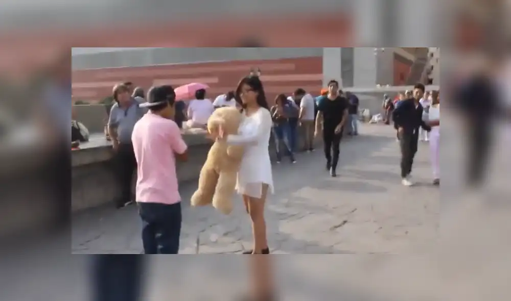 YouTube viral: chico rompe en llanto al ser rechazado por chica a quien se declaró en 'Centro Cívico' [VIDEO]
