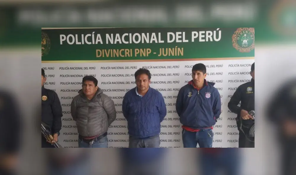 Intervenidos custodiaban un camión en el que se encontraron 66 galones con sustancia que sería acetona. (Foto: PNP) Intervenidos custodiaban un camión en el que se encontraron 66 galones con sustancia que sería acetona. (Foto: PNP)