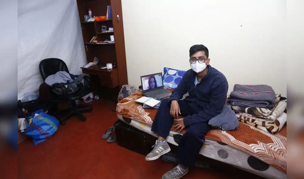 Ángel Terrones trabaja como profesor en una academia para solventar sus gastos y no se da abasto para asistir a sus clases virtuales. Ángel Terrones trabaja como profesor en una academia para solventar sus gastos y no se da abasto para asistir a sus clases virtuales.