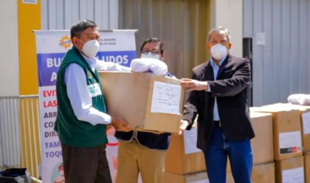 Alcalde de Sachaca recibió mascarillas por parte de la Gerencia Regional de Salud. Foto: Andina. Alcalde de Sachaca recibió mascarillas por parte de la Gerencia Regional de Salud. Foto: Andina.