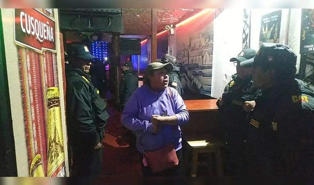 Mujer utiliza cuchillo para evitar que clausuren local en Puno Mujer utiliza cuchillo para evitar que clausuren local en Puno