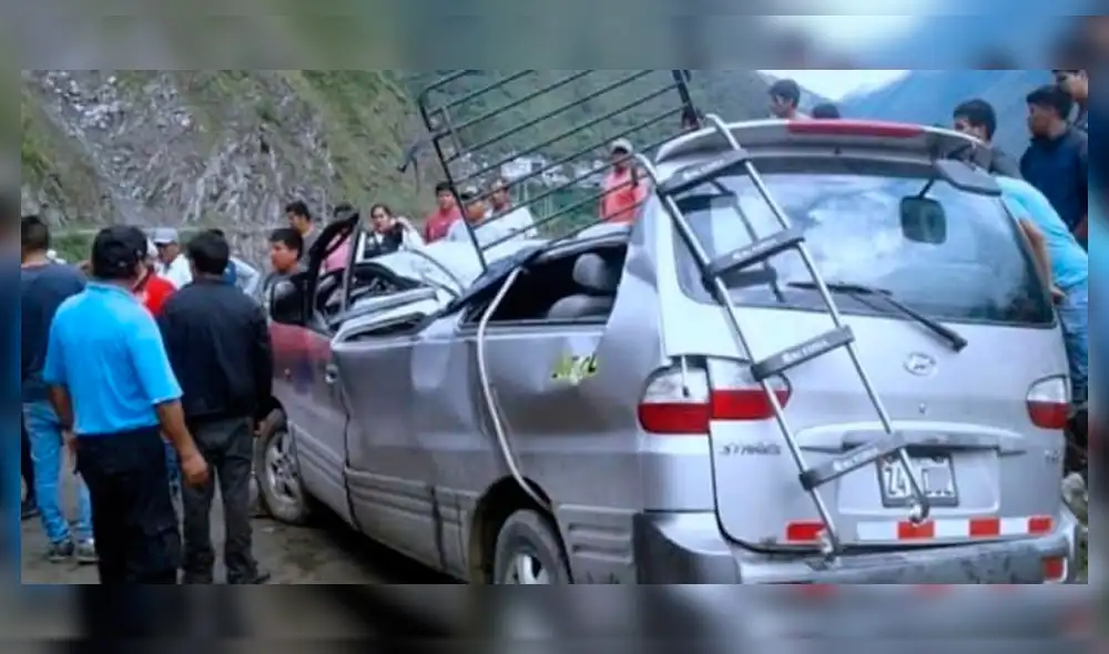 La roca de gran tamaño cayó sobre el techo de la minivan, provocando que el conductor pierda el control. La roca de gran tamaño cayó sobre el techo de la minivan, provocando que el conductor pierda el control.