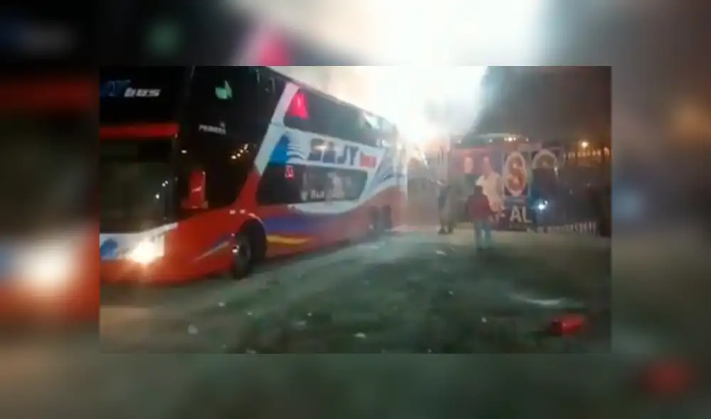 Momento exacto del incendio del bus interprovincial en Fiori [VIDEO] 
