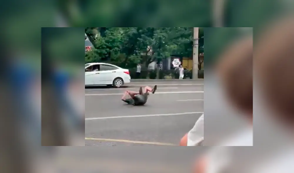 Vía YouTube. Joven que manejaba scooter eléctrico obtuvo un terrible desenlace tras subir a un autobús para pegarle al conductor