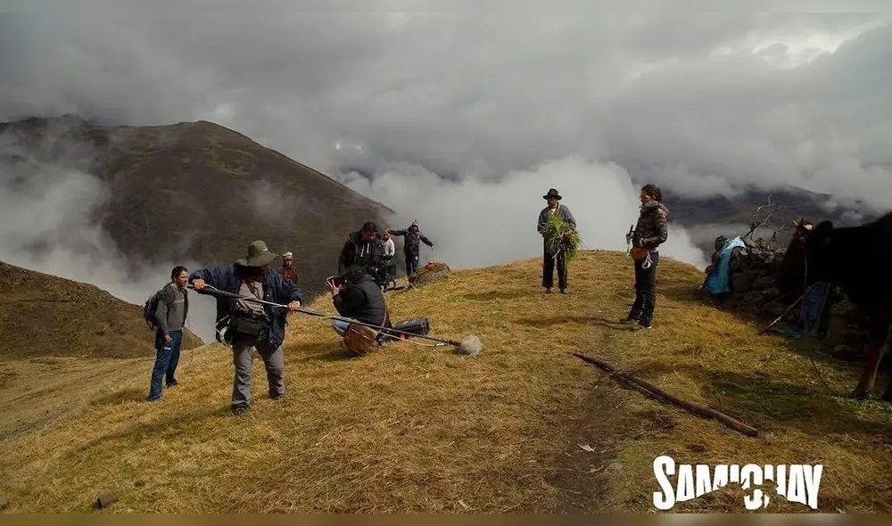 Rodando a más 5 000 m.s.n.m., Palquella, provincia de Quispicanchi. Junto al gran equipo técnico y Amiel Cayo (Celestino) Foto: Producción Samichay