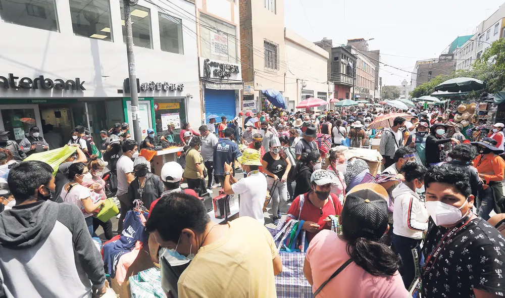 2:35 p.m. Así luce la zona de Mesa Redonda. Las vías han sido tomadas por los comerciantes informales y no hay distanciamiento. ¿Y los fiscalizadores? Foto: Francisco Contreras/La República