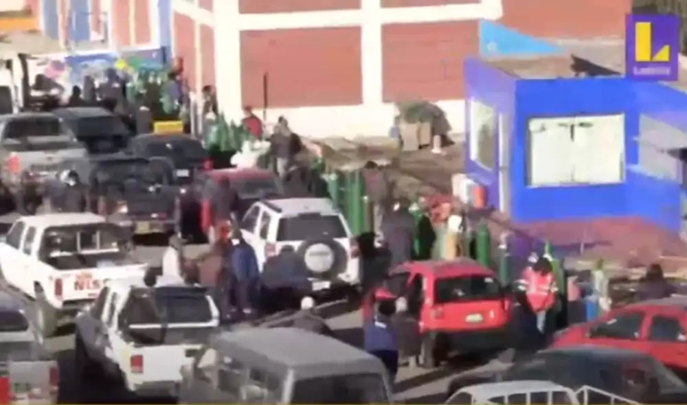 El servicio informal de colectivos interproviciales continúa con alta demanda. (Foto: Captura  Latina)