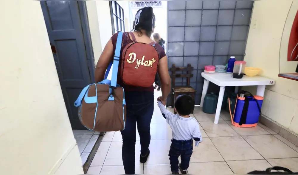 Mientras, otras internas del penal de Chorrillos dejaron las instalaciones del centro penitenciario con sus hijos. Mientras, otras internas del penal de Chorrillos dejaron las instalaciones del centro penitenciario con sus hijos.