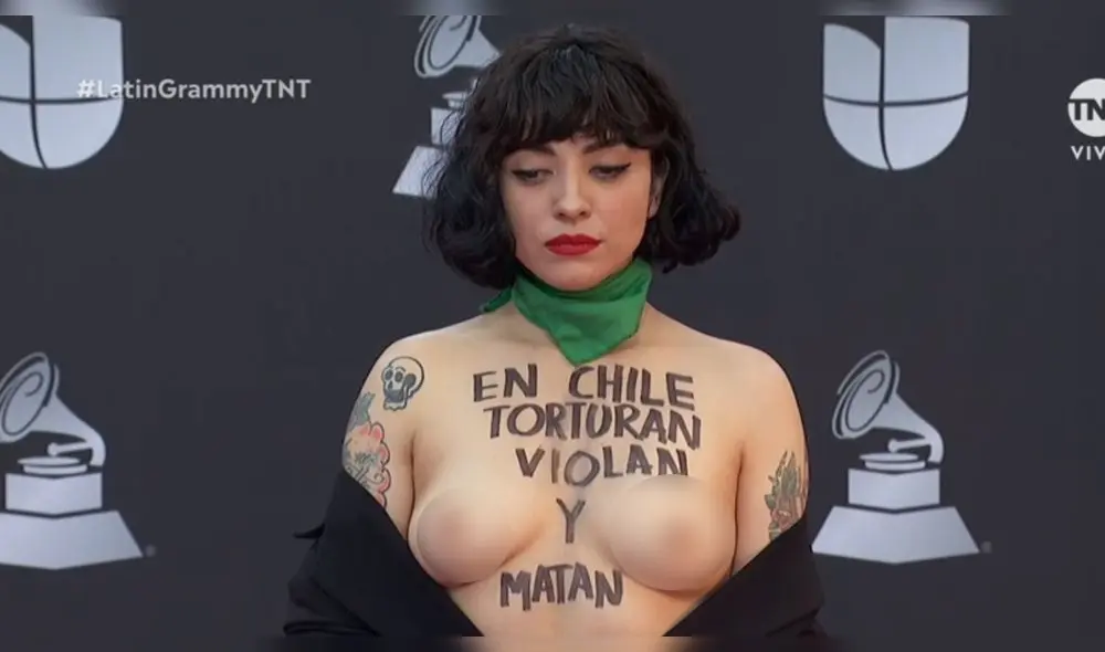 Latin Grammy: Mon Laferte muestra busto como protesta por la violencia en Chile Latin Grammy: Mon Laferte muestra busto como protesta por la violencia en Chile