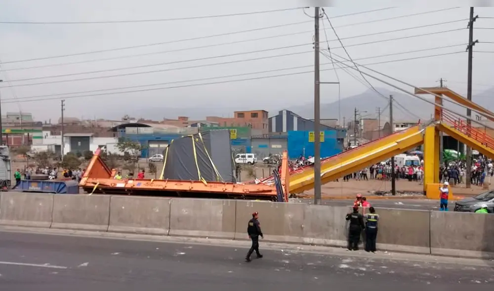 Panamericana Norte: Camión tumba puente y este cae encima de auto [VIDEO]