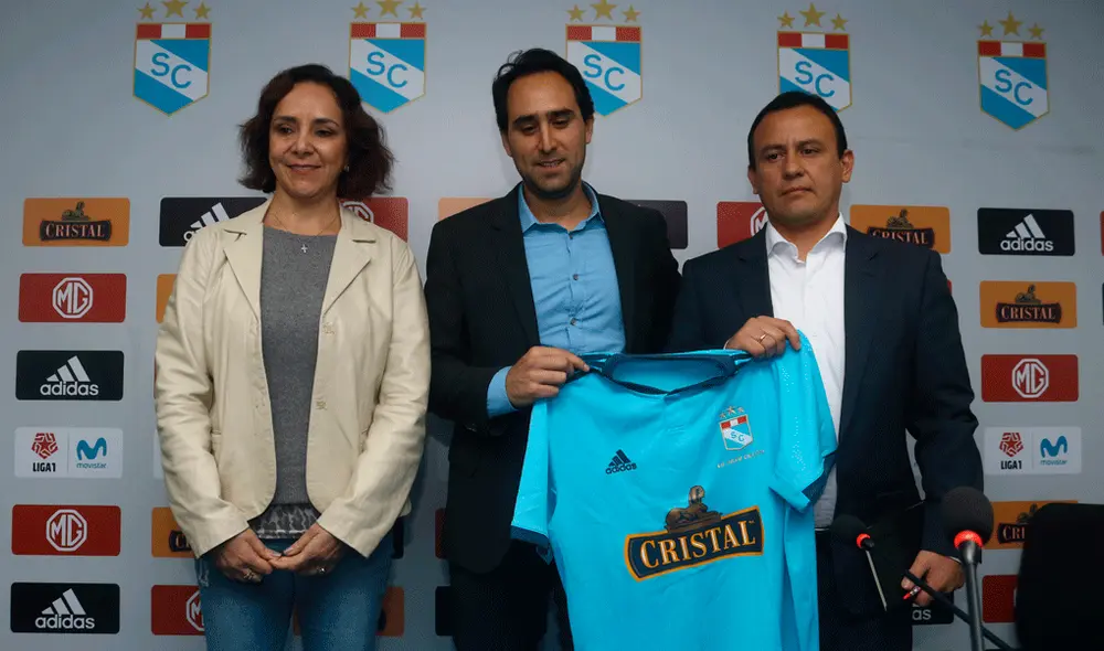 Joel Raffo, presidente de la empresa Innova Sports, posando con la camiseta de Sporting Cristal. | Foto: Líbero