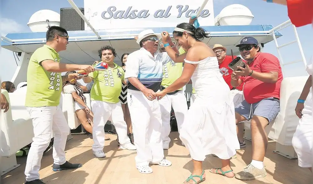 Un yate salsero en el mar del Callao