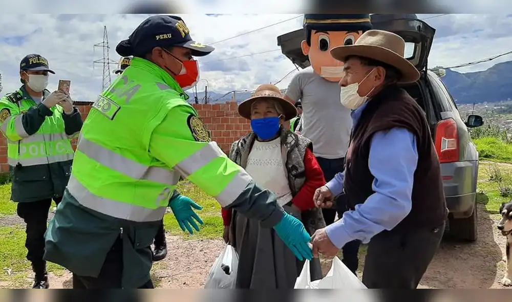 Policías llevaron bolsas con alimentos para hogares de escasos recursos económicos. Policías llevaron bolsas con alimentos para hogares de escasos recursos económicos.