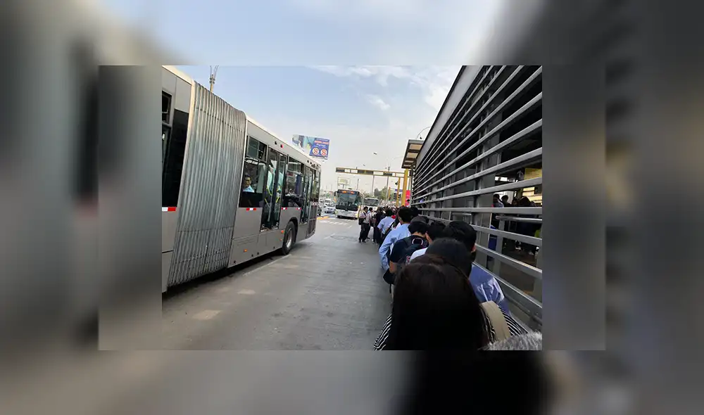 Metropolitano: Estación colapsa y pasajeros hacen cola en las pistas [VIDEO]