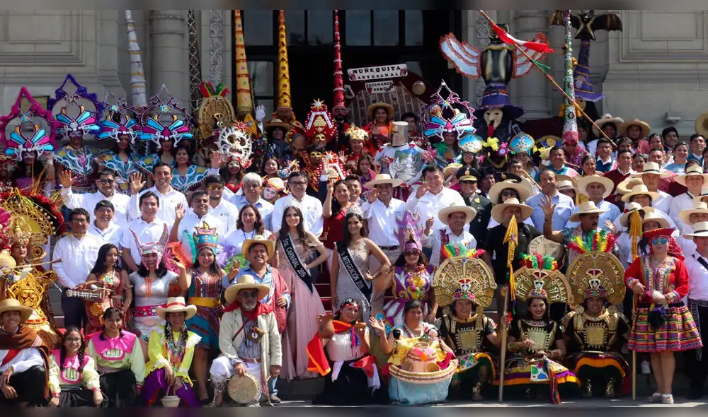 Delegaciones, autoridades y jefe de region Policial de Cajamarca en Palacio de Gobierno.