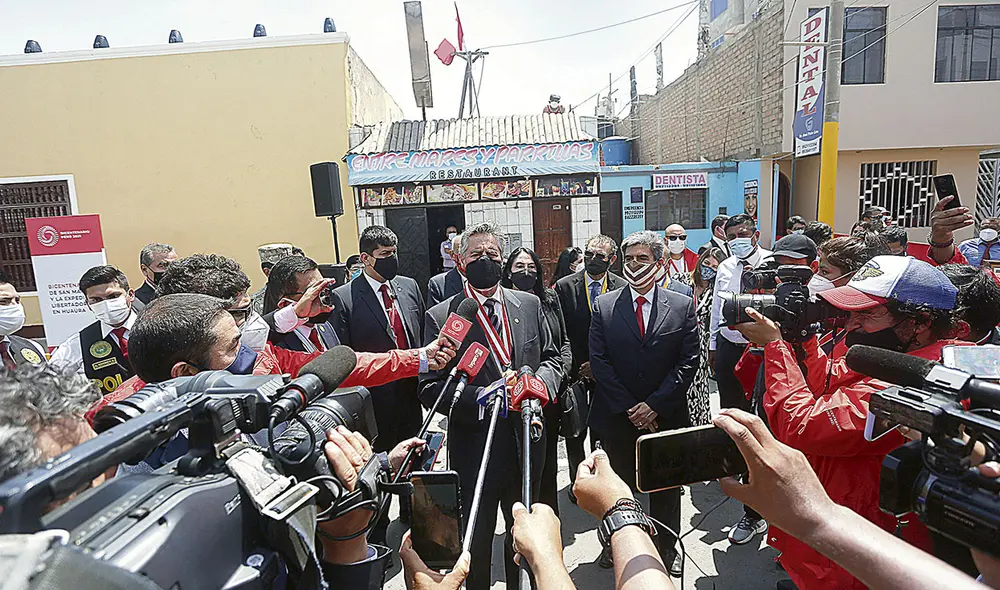 Solemne. El presidente Sagasti no tuvo reparos en hacer de esta visita a Huaura una de sus primeras actividades. Foto: Marco Cotrina/La República
